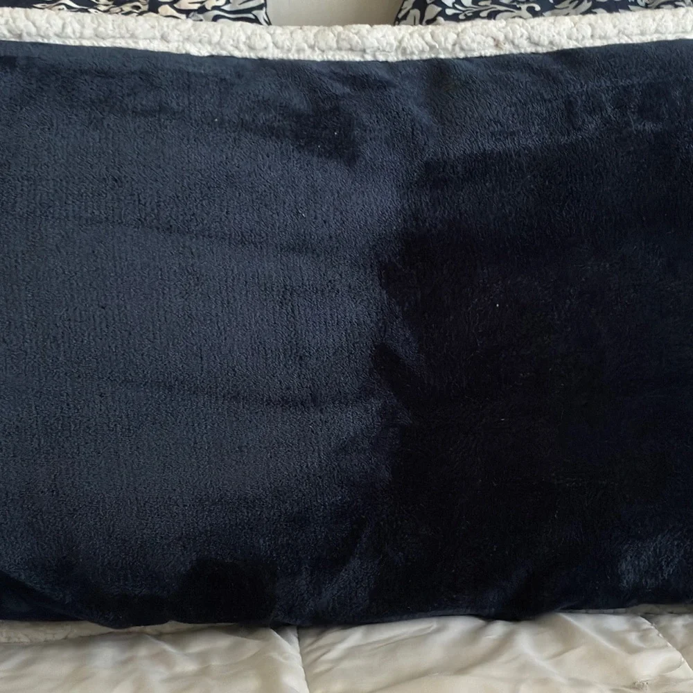 1‎ UGG Navy and Cream King Size pillow cover Preowned. Good Condition.